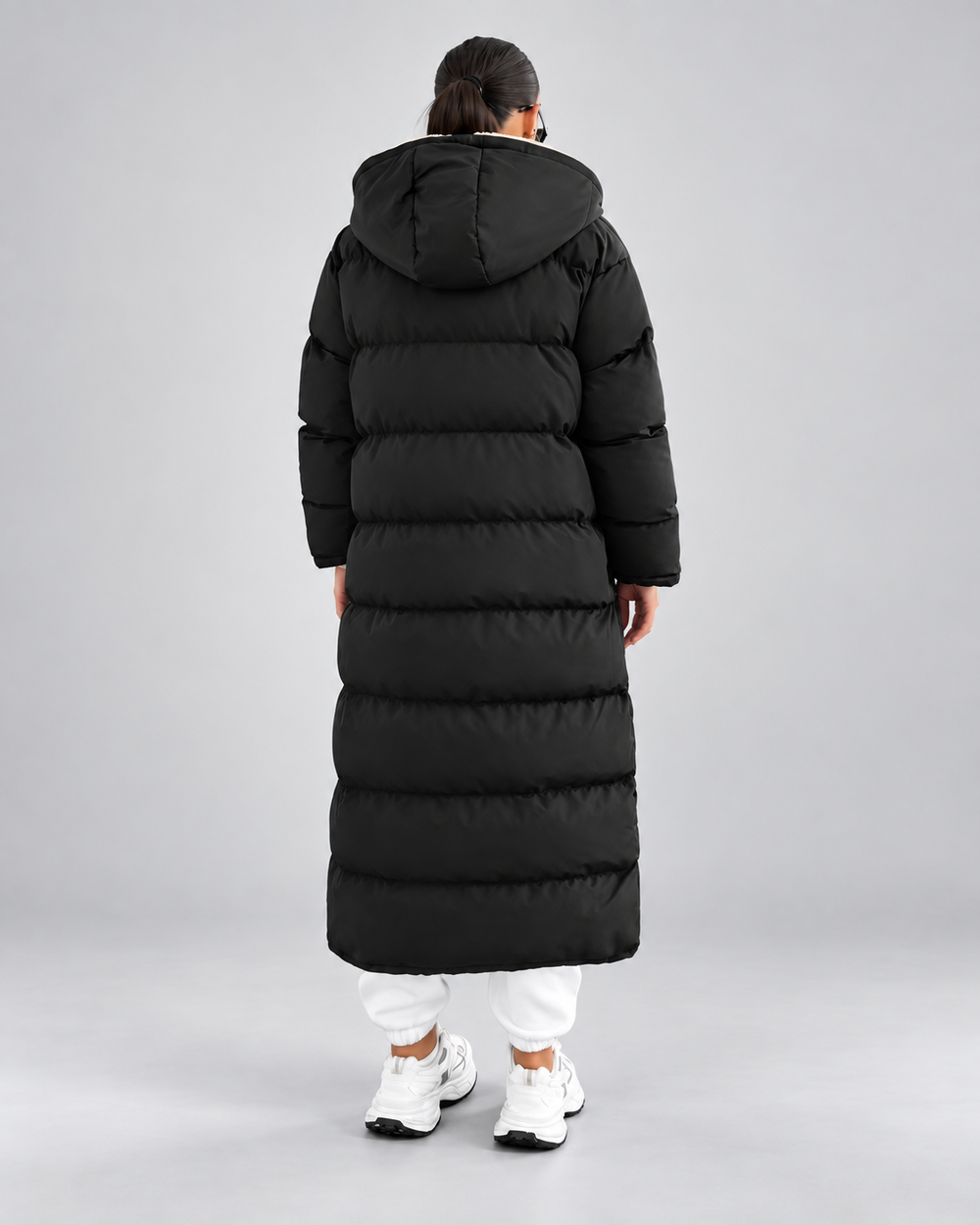 Lange Steppjacke mit Sherpa-gefütterter Kapuze und Reißverschluss vorne
