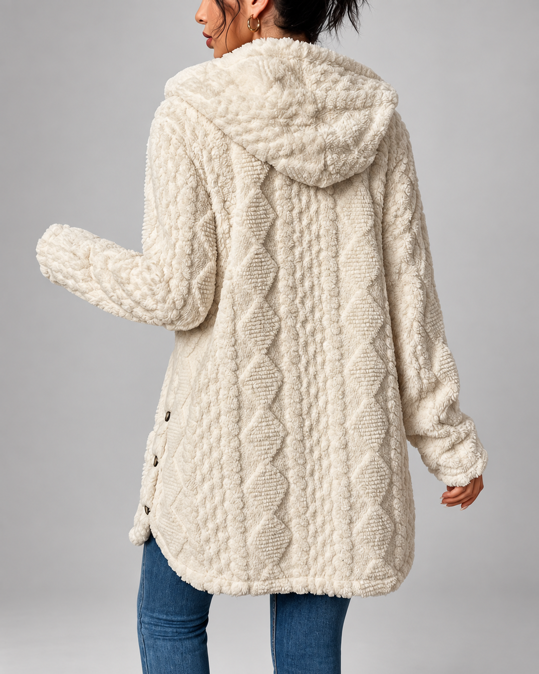 Lange Plüsch-Strickjacke mit Zopfmuster, Kapuze und Knopfleiste