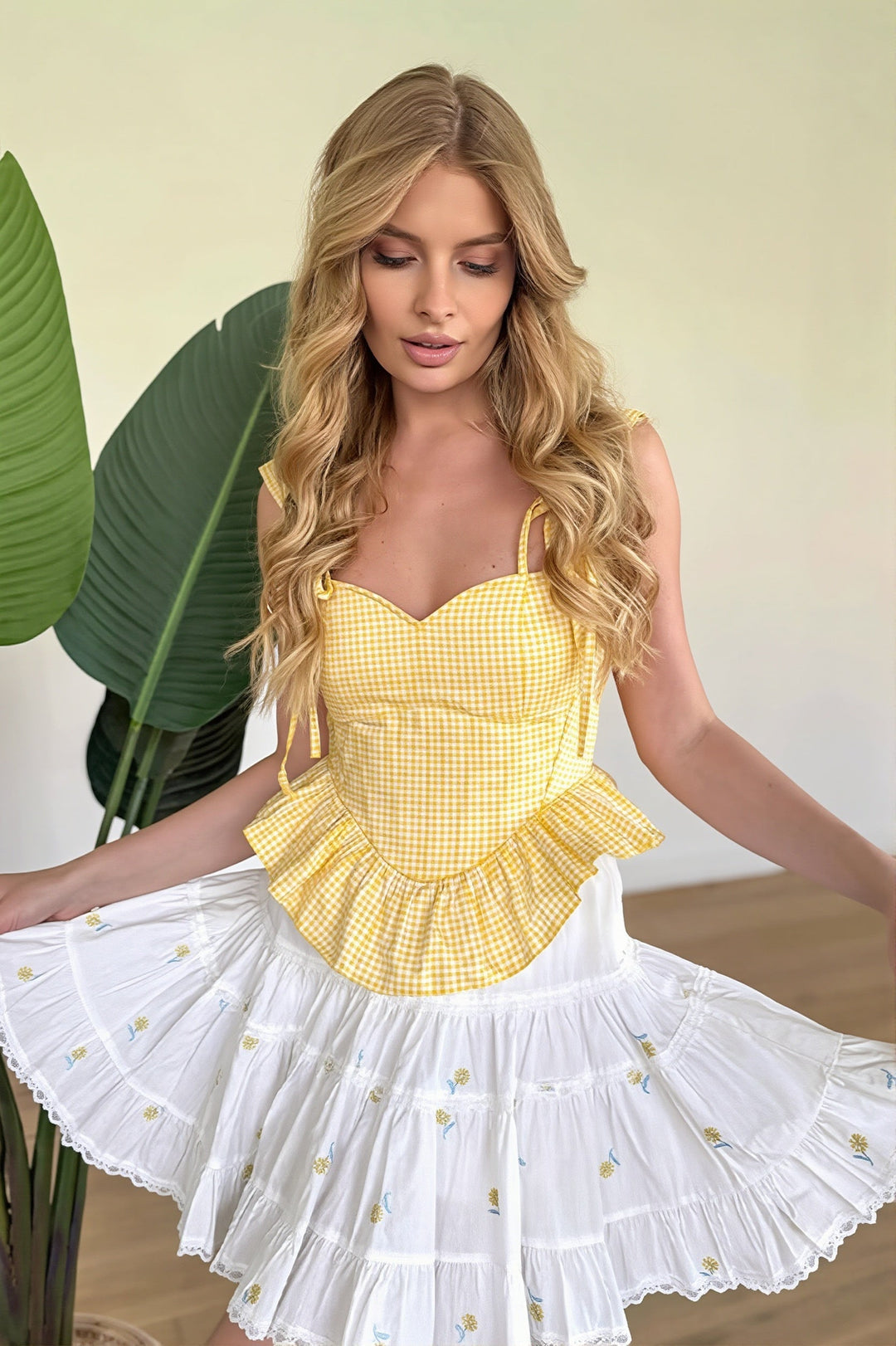 Cami-Top mit Spitze und Rüschen in Gelb