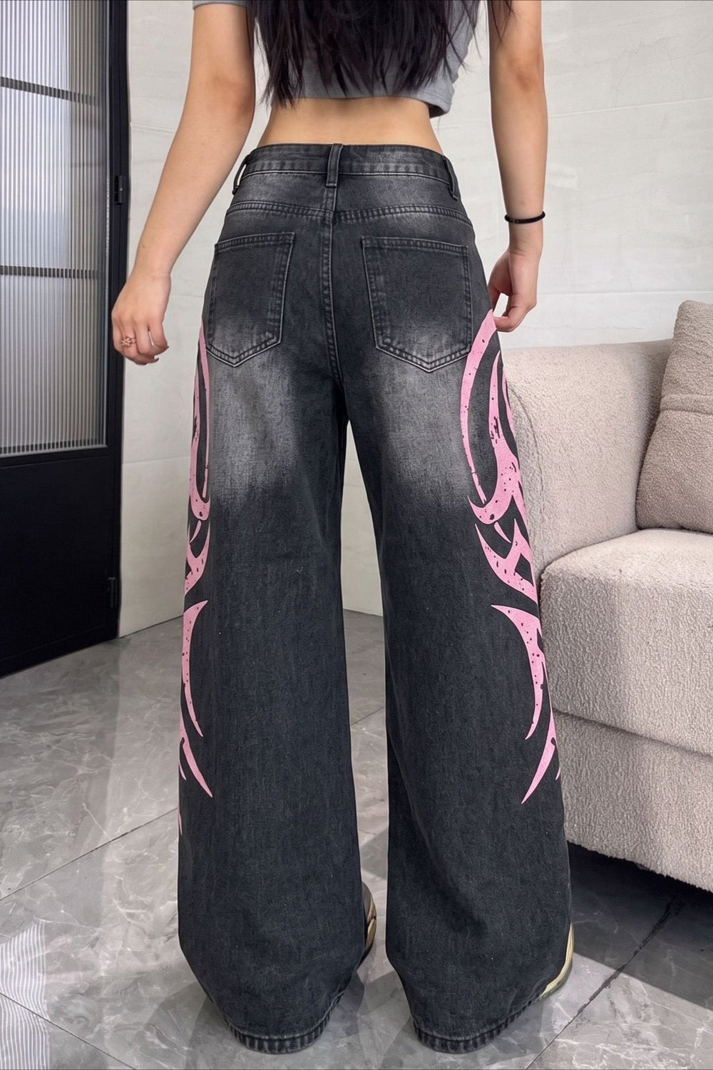 Jeans mit weitem Bein und Druck in Schwarz