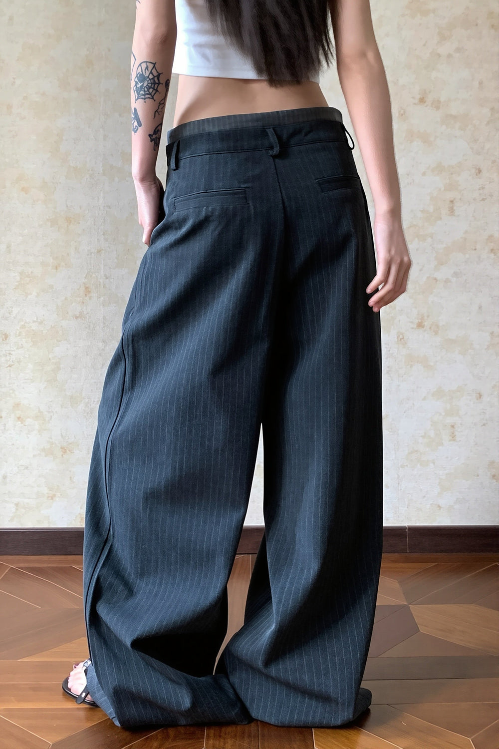 Hose mit weitem Bein, niedriger Taille und Bindedetail