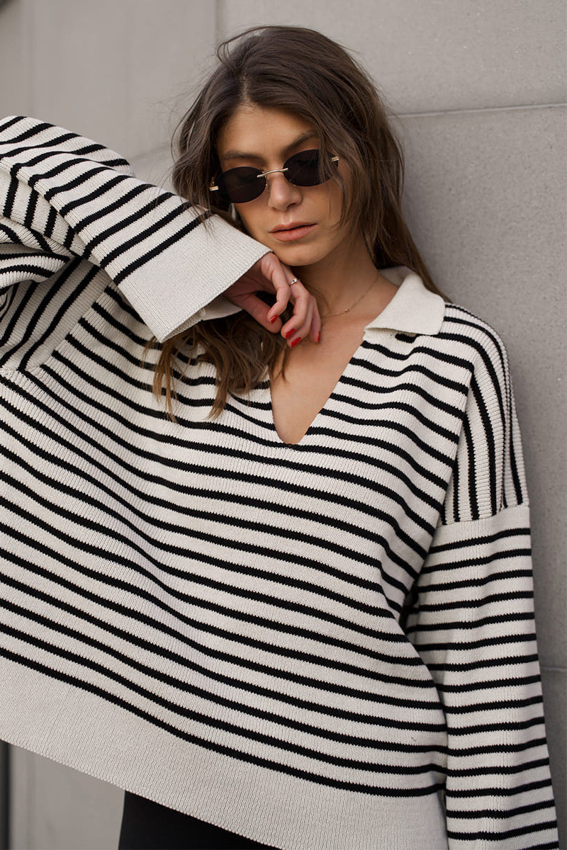Locker geschnittener Pullover mit Streifenmuster und Strickstruktur