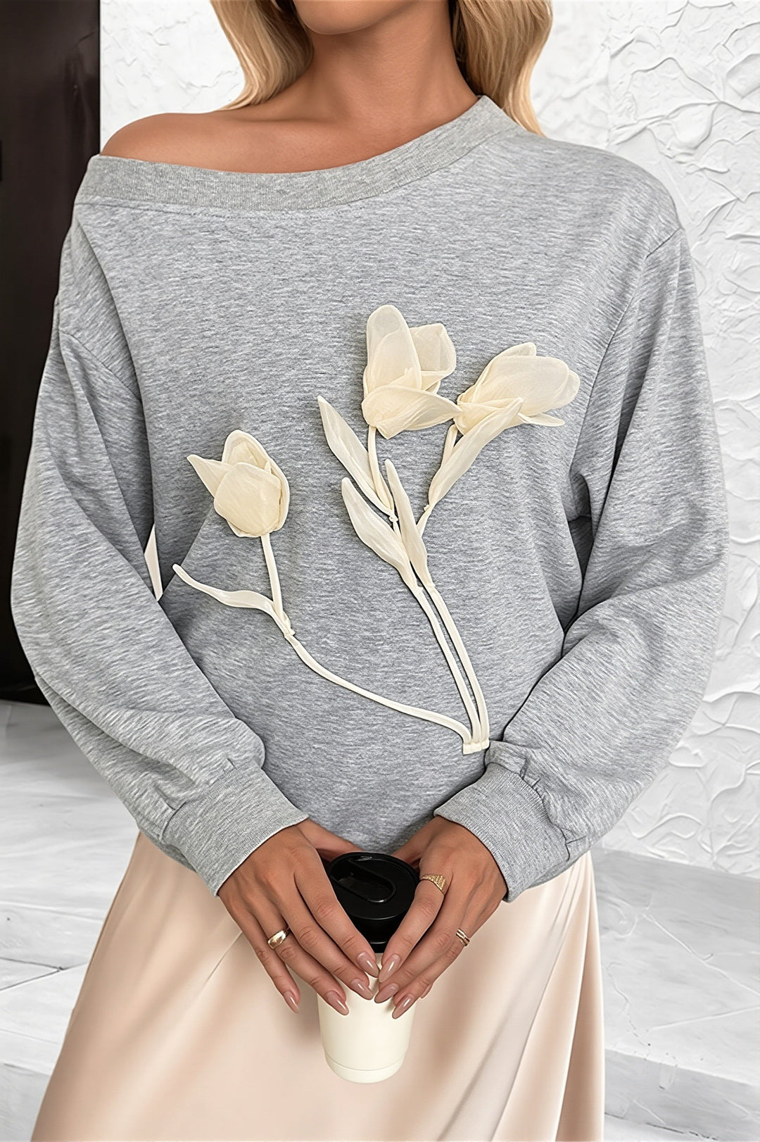 Schulterfreies Sweatshirt mit Blumenmuster