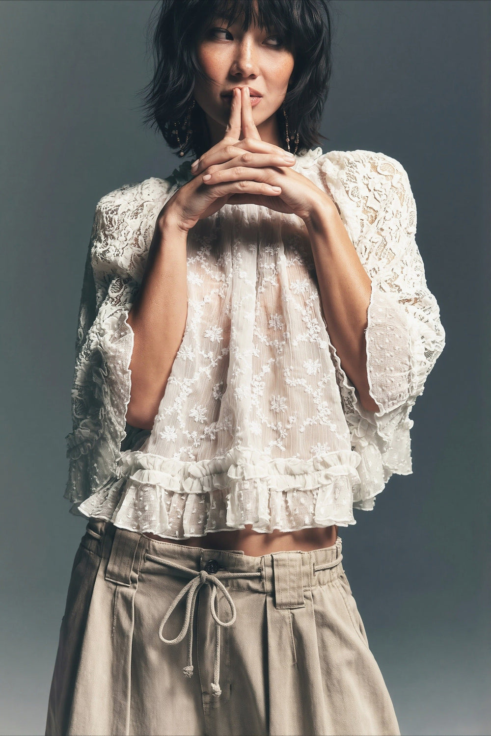 Bluse mit kurzem Schnitt, Spitze und Rüschen
