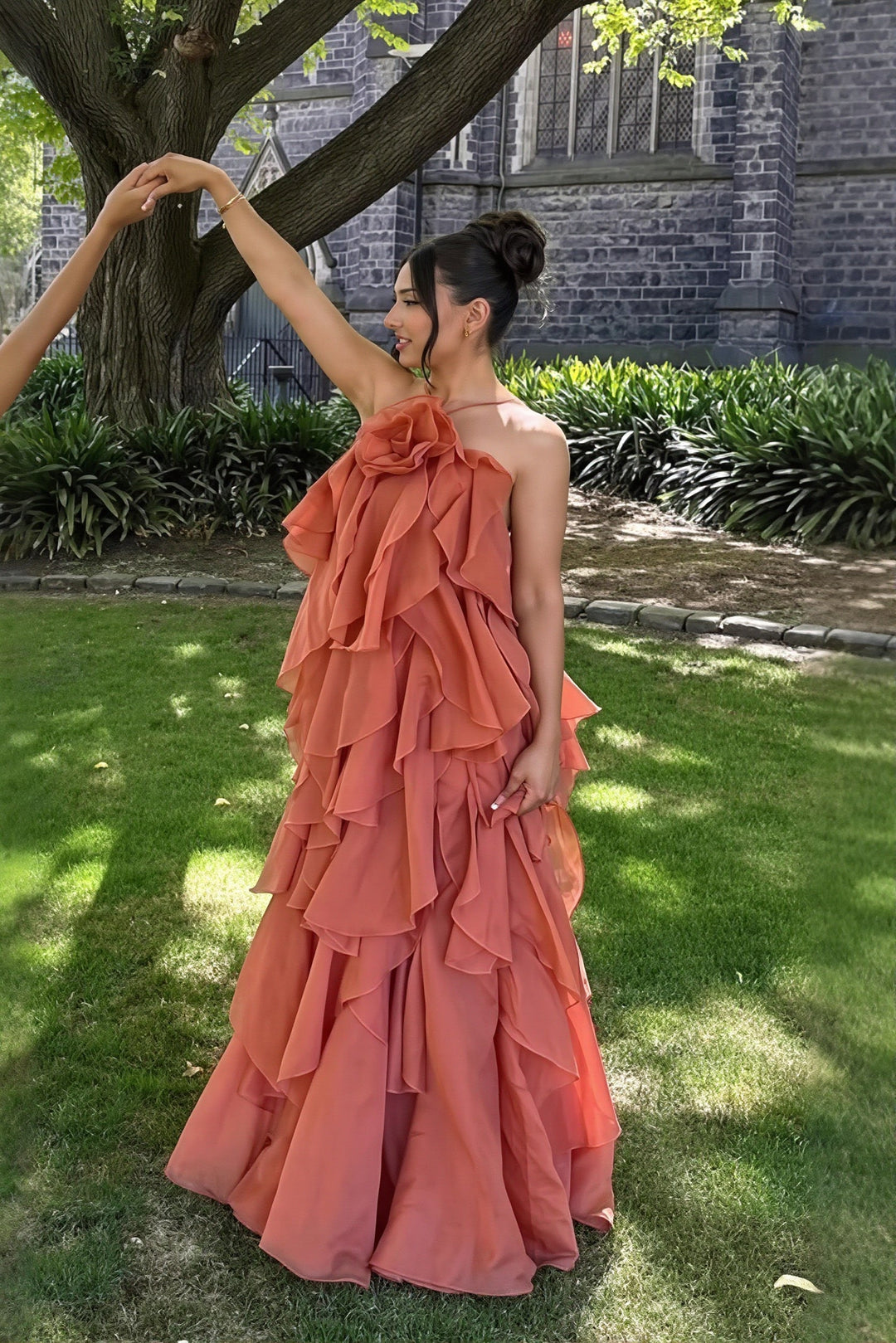 Maxikleid mit Neckholder und Blumenmuster in Rot – Ausführung 2