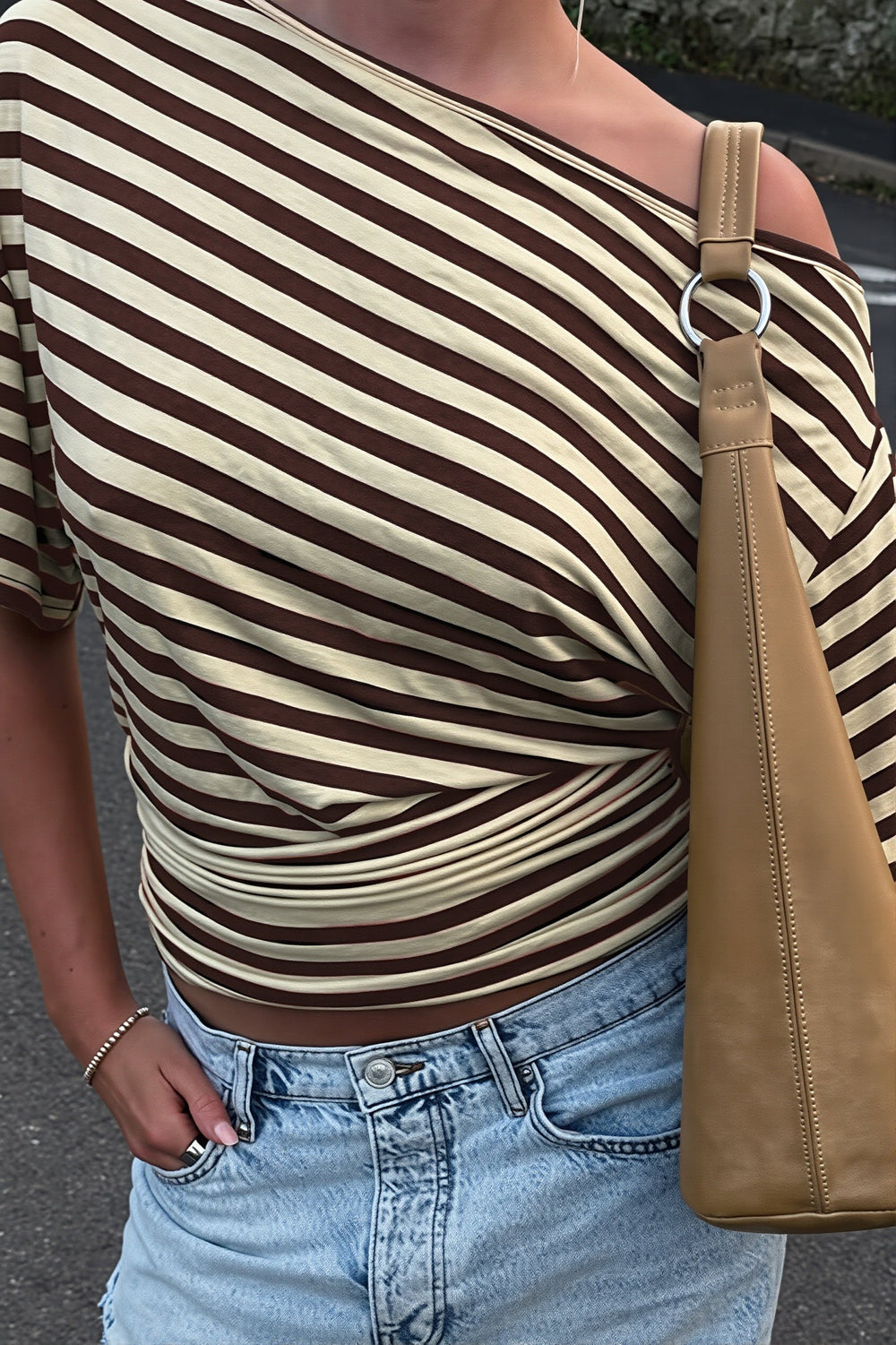 T-Shirt mit Ein-Schulter-Design und Streifenmuster