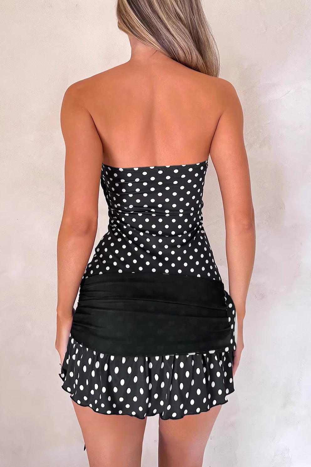 Trägerloses Minikleid mit Bindedetail und Punktemuster