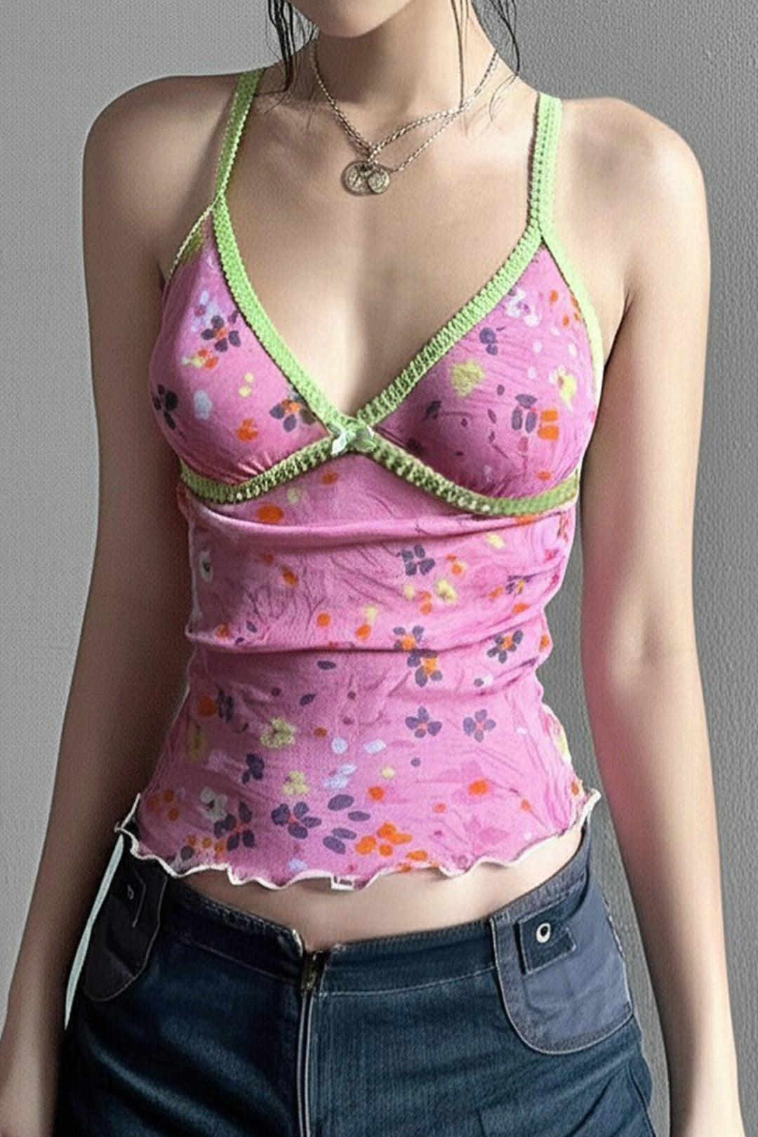 Cami-Top mit V-Ausschnitt, Blumenmuster und Netzdetails