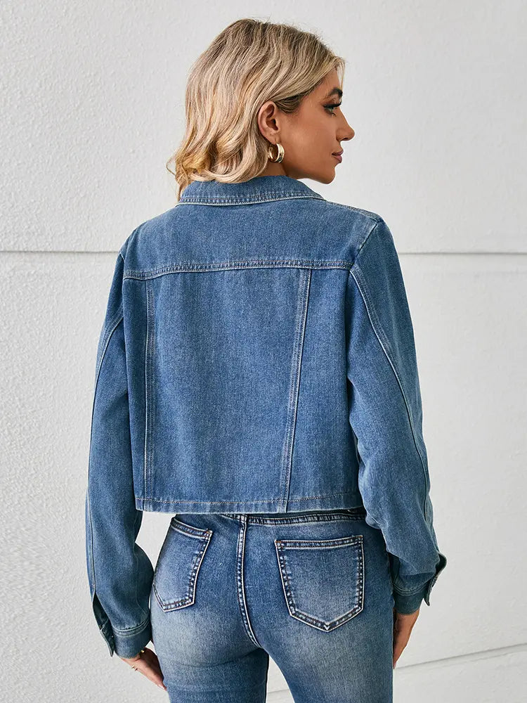 Jeansjacke im kurzen Schnitt mit Knopfverschluss und Taschen