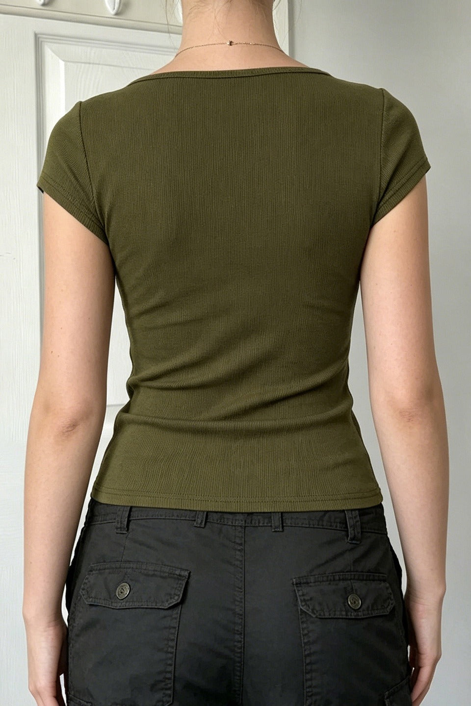 Figurbetontes T-Shirt mit Knopfdetails und Grafikdruck