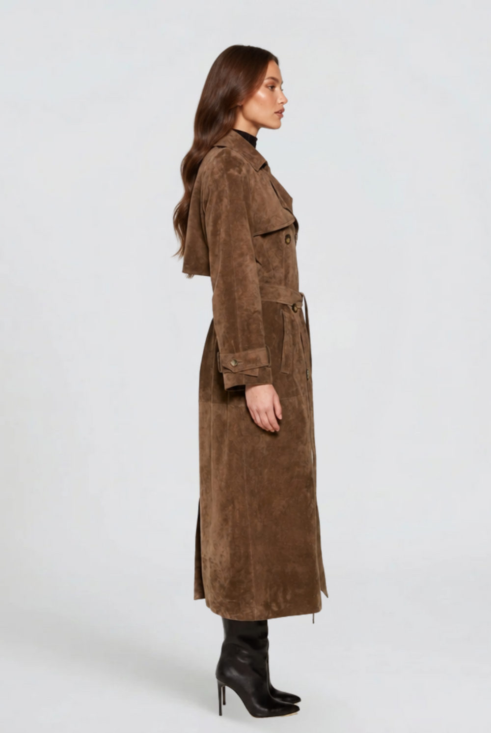Langer brauner Trenchcoat in Wildlederoptik mit doppelreihiger Knopfleiste und Gürtel