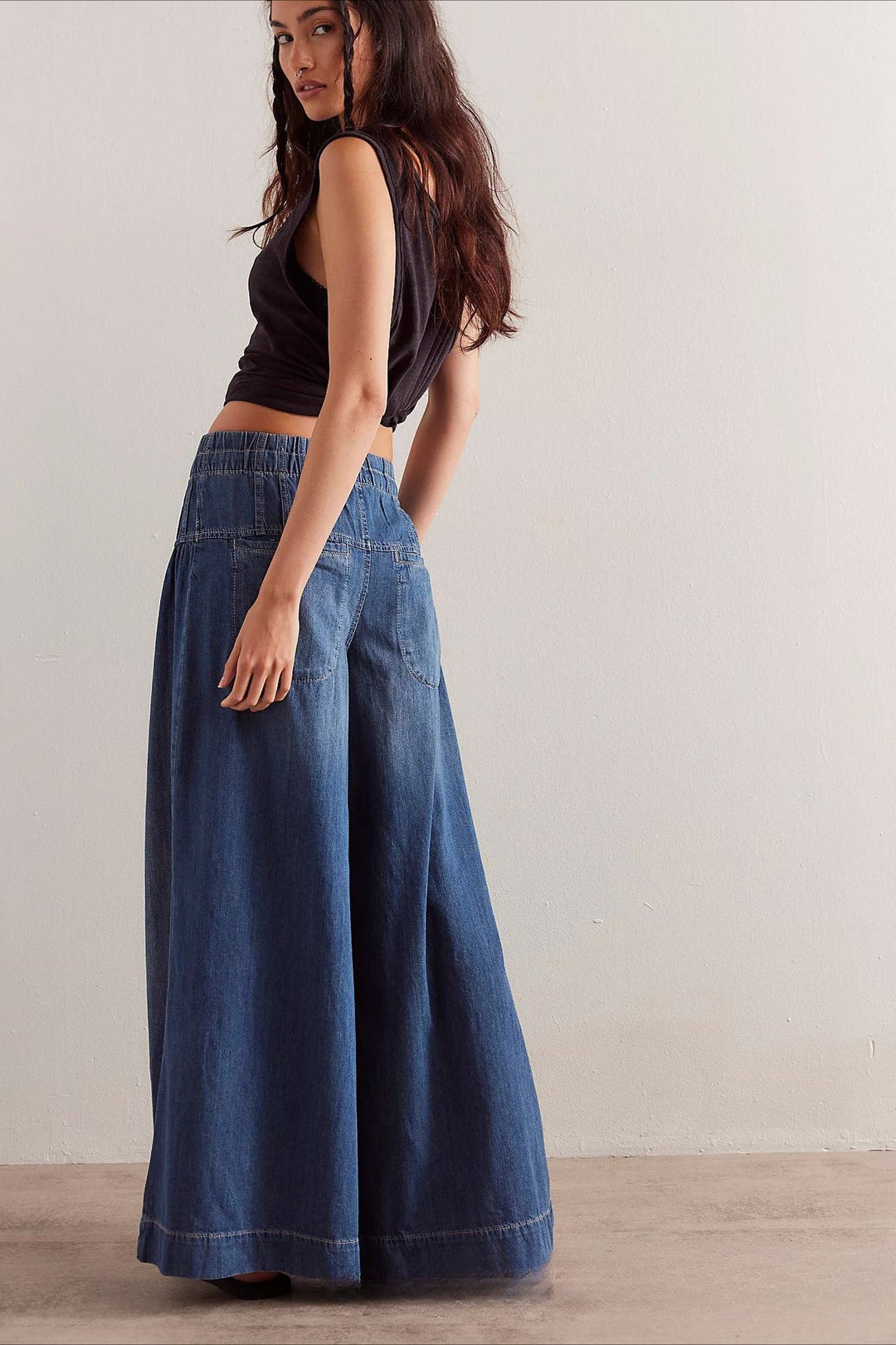 Jeans mit weitem Bein, Raffung und Bindedetail in Dunkelblau