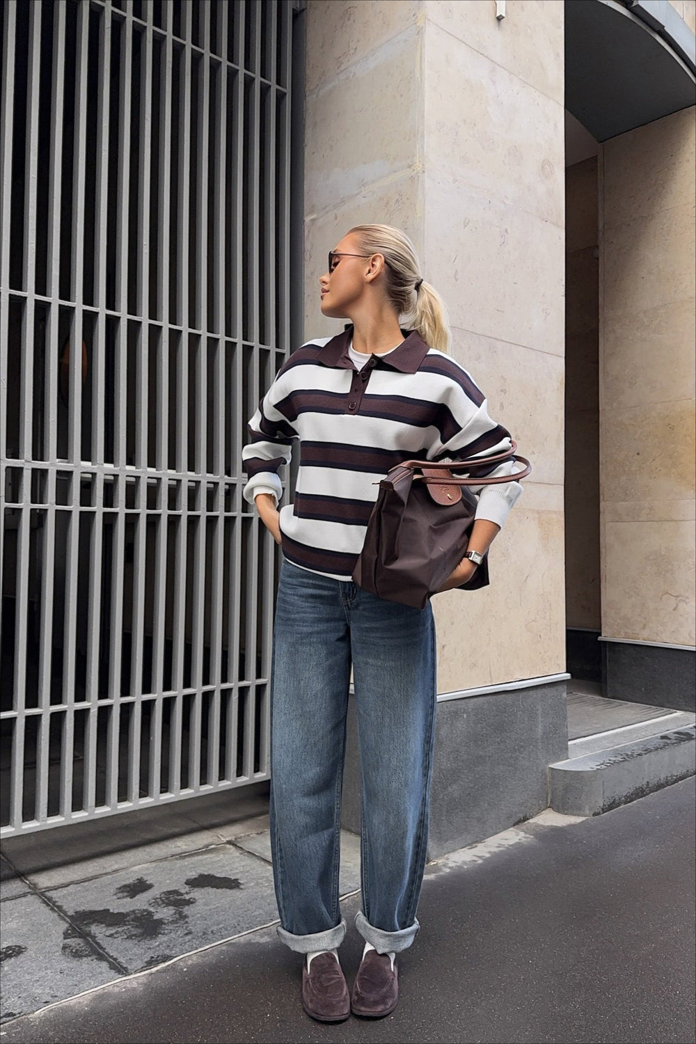 Locker geschnittener Pullover mit Streifenmuster und Strickstruktur in Braun