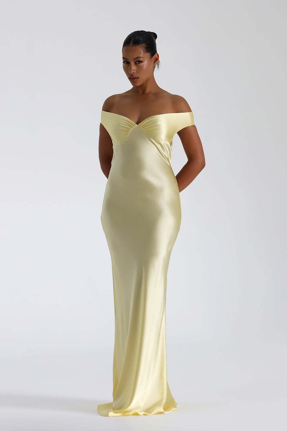 Schulterfreies Maxikleid mit Meerjungfrau-Silhouette und Satinoptik
