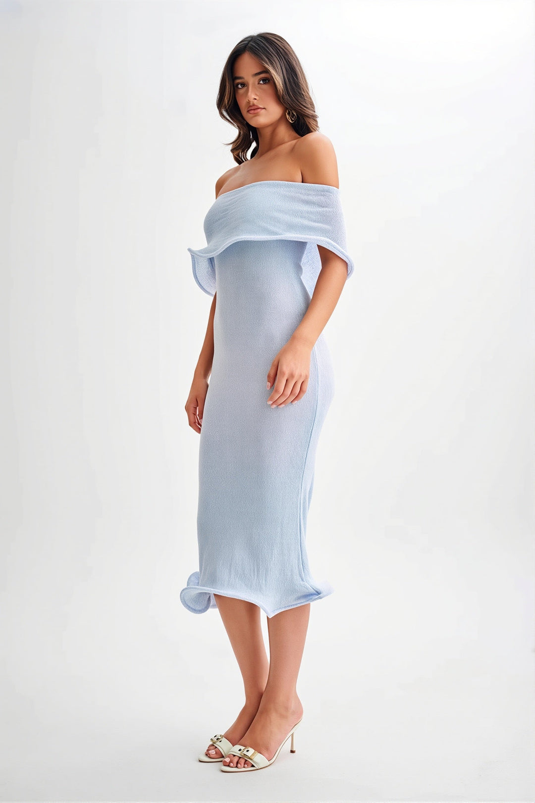 Schulterfreies Midikleid mit Strickstruktur und Rüschen