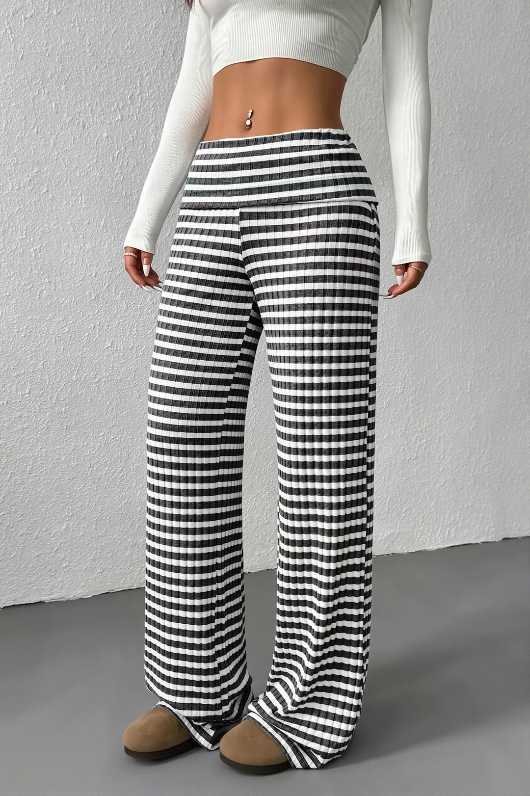Hose mit geradem Schnitt, Streifenmuster und Strickstruktur