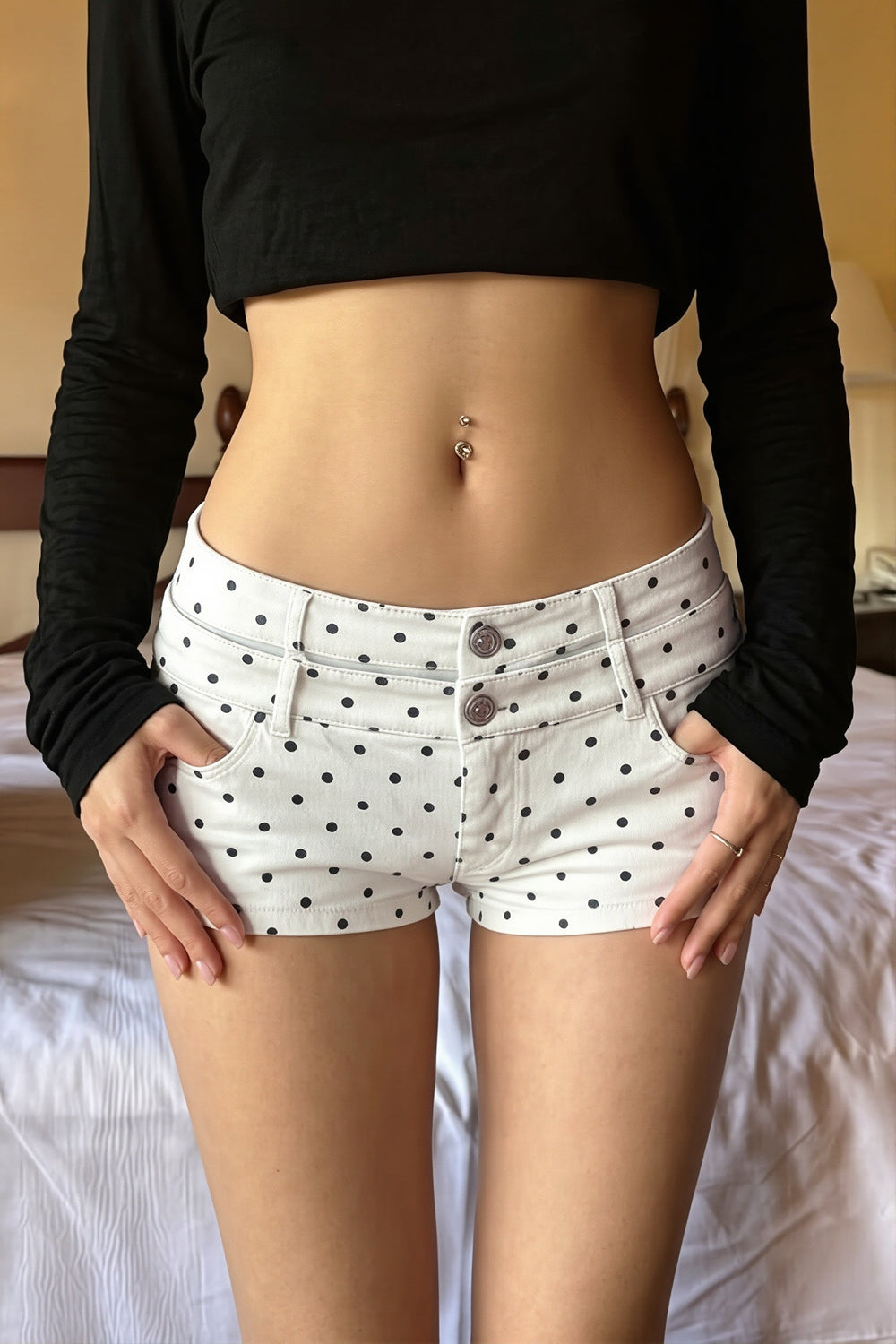 Shorts mit Knopfdetails, Punktemuster und Denim