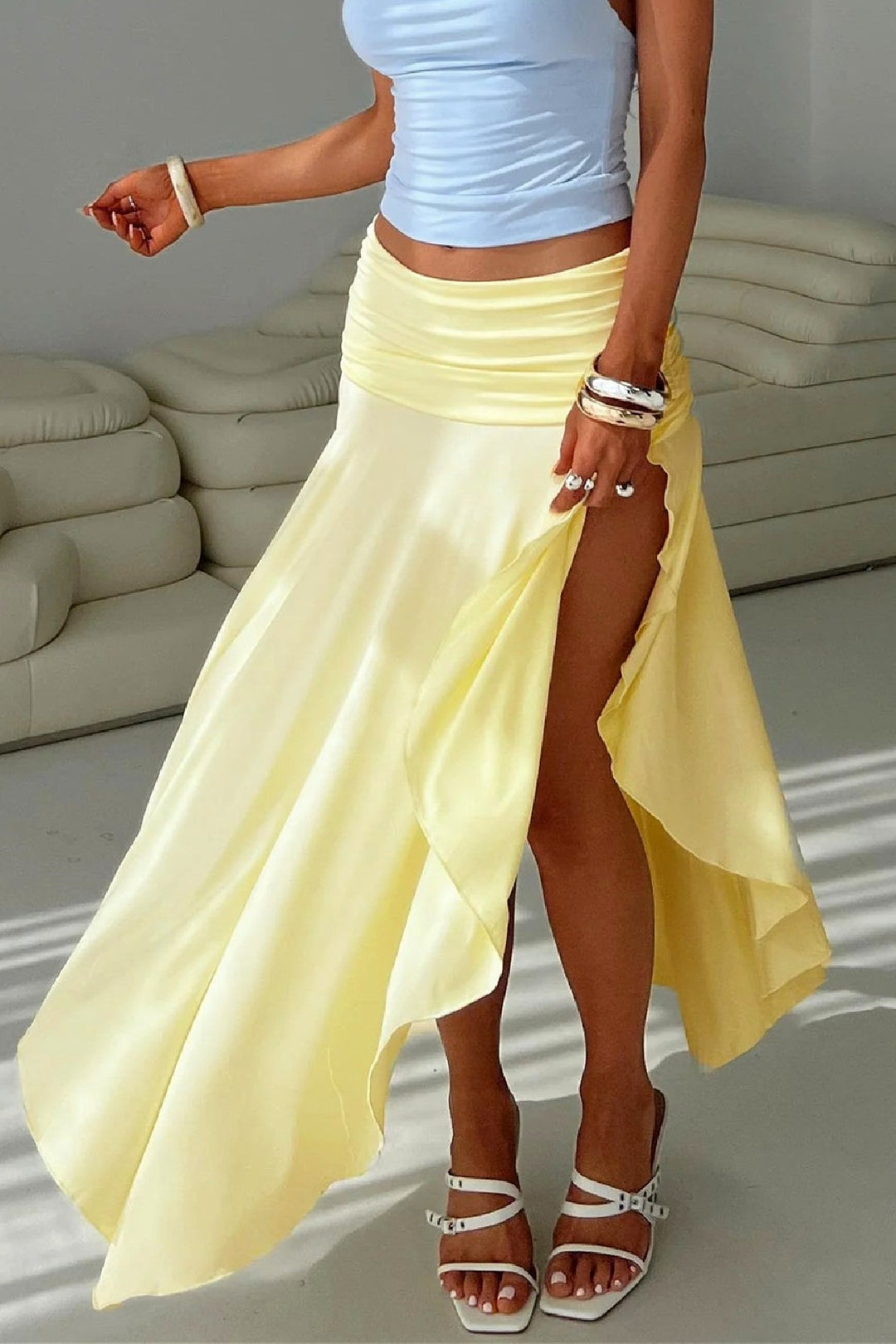 Asymmetrischer Rock mit hoher Taille und Schlitz in Gelb