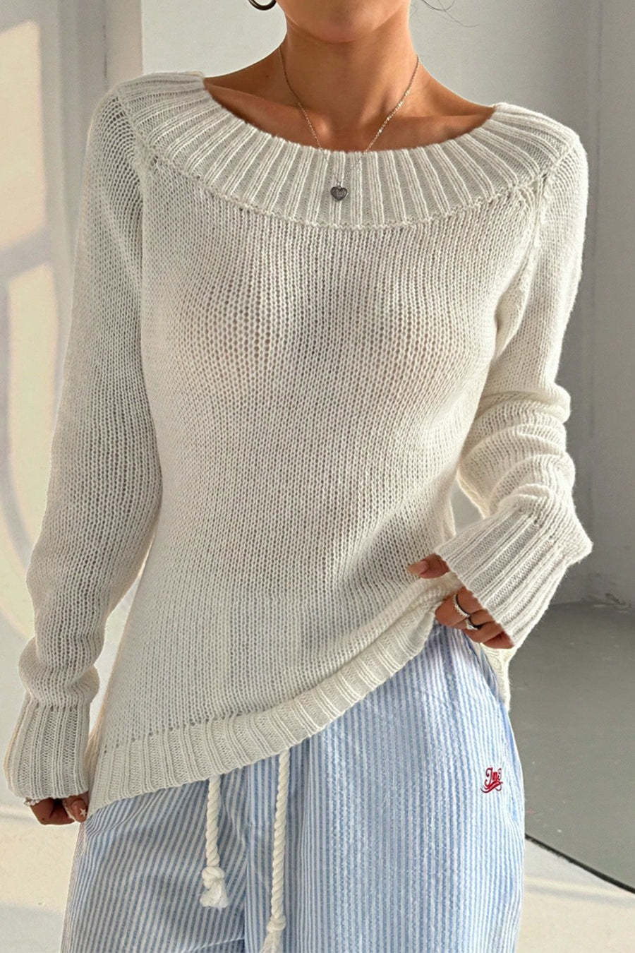 Schulterfreier Pullover mit Strickstruktur in Weiß