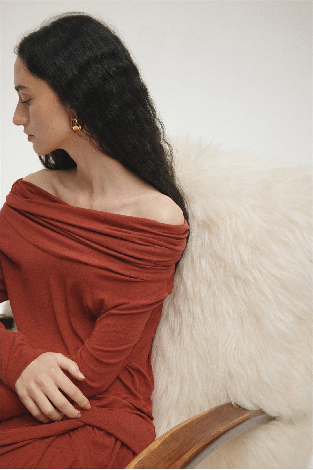 Schulterfreier Pullover mit Strickstruktur in Vermilion