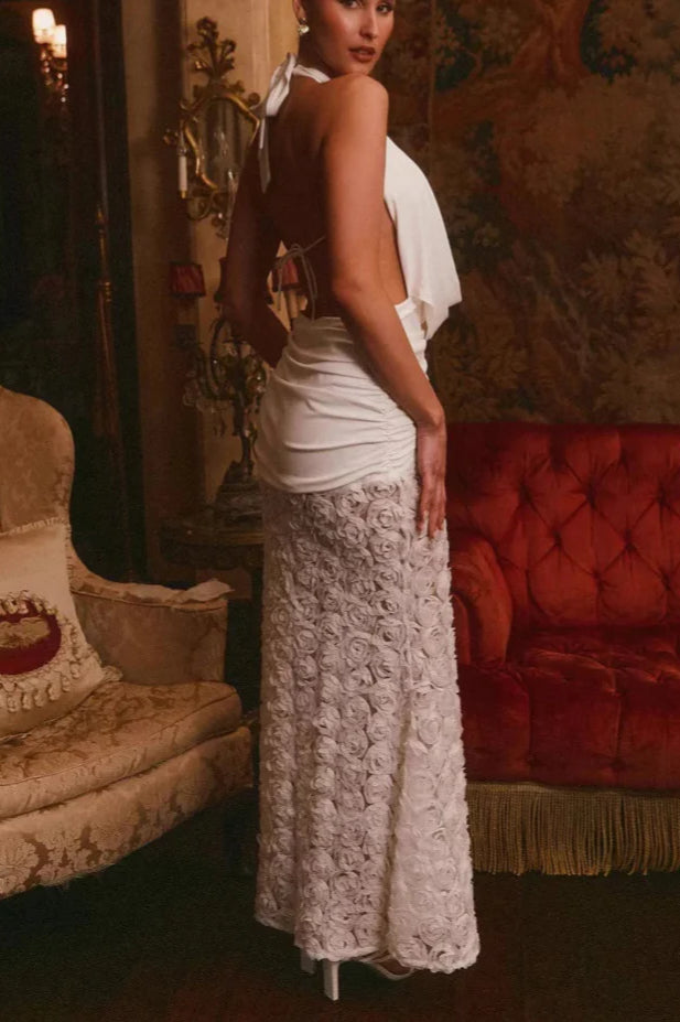 Rückenfreies Maxikleid mit Blumenmuster in Weiß spot