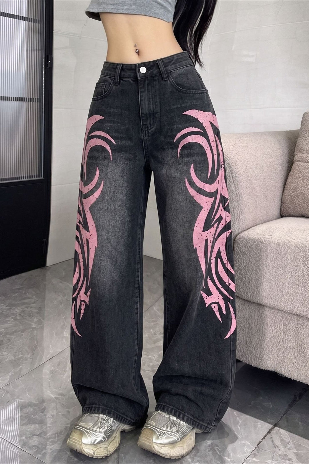 Jeans mit weitem Bein und Druck in Schwarz