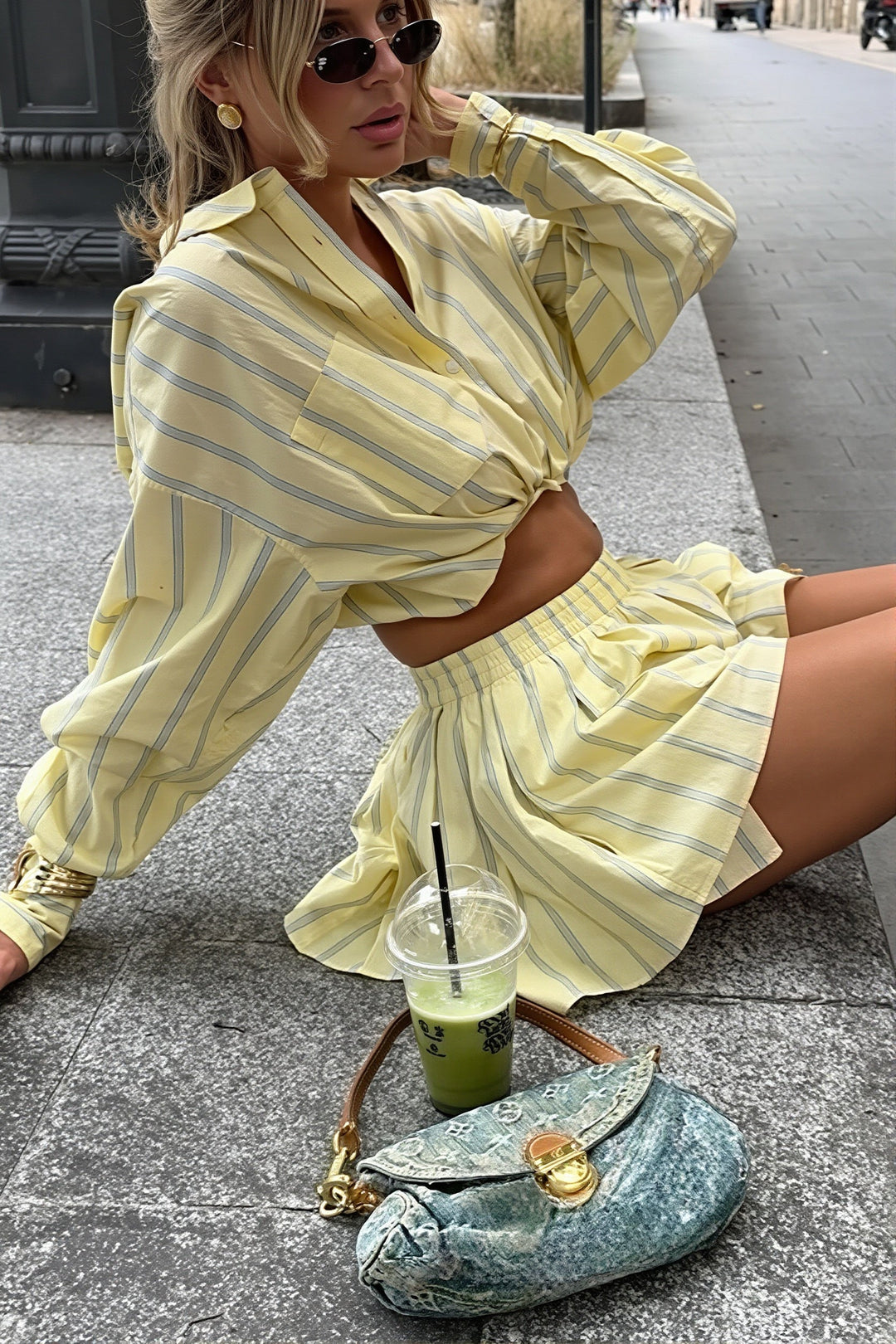 Zweiteiliges Set mit kurzem Schnitt, Knopfdetails und Streifenmuster