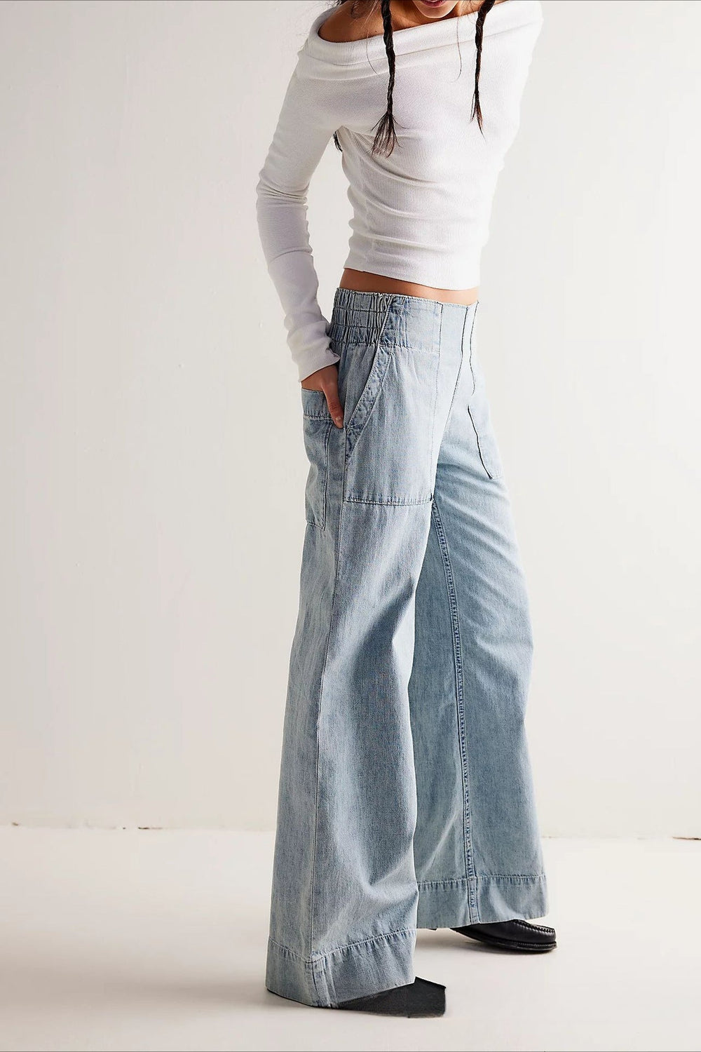 Jeans mit weitem Bein und Raffung