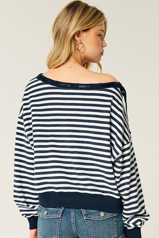 Schulterfreier Pullover mit Streifenmuster