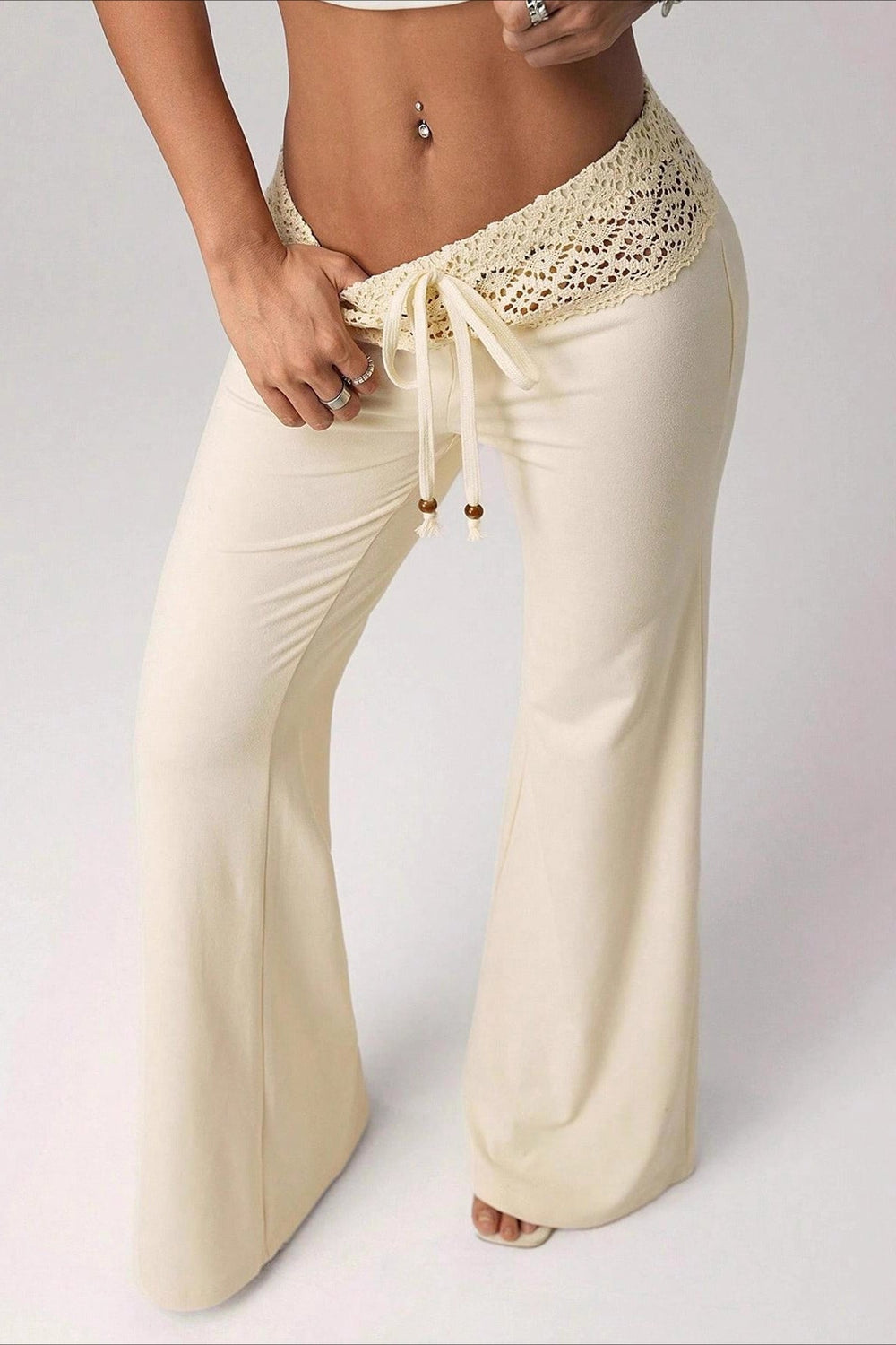 Hose mit ausgestelltem Schnitt, niedriger Taille und Bindedetail