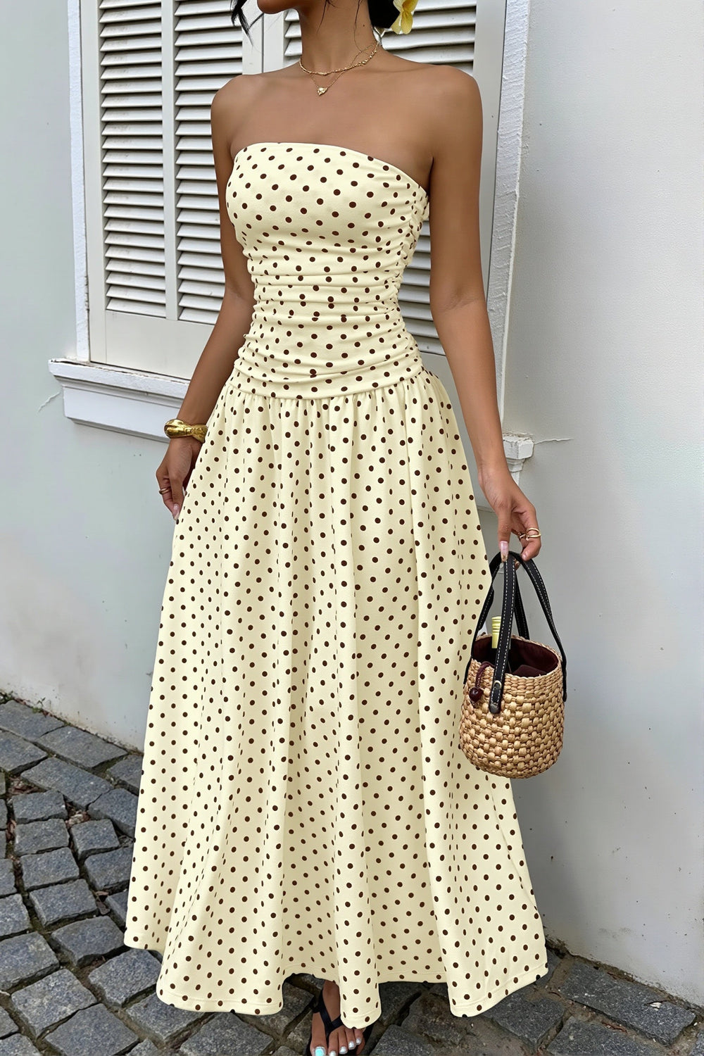 Trägerloses Maxikleid mit Punktemuster und Rüschen