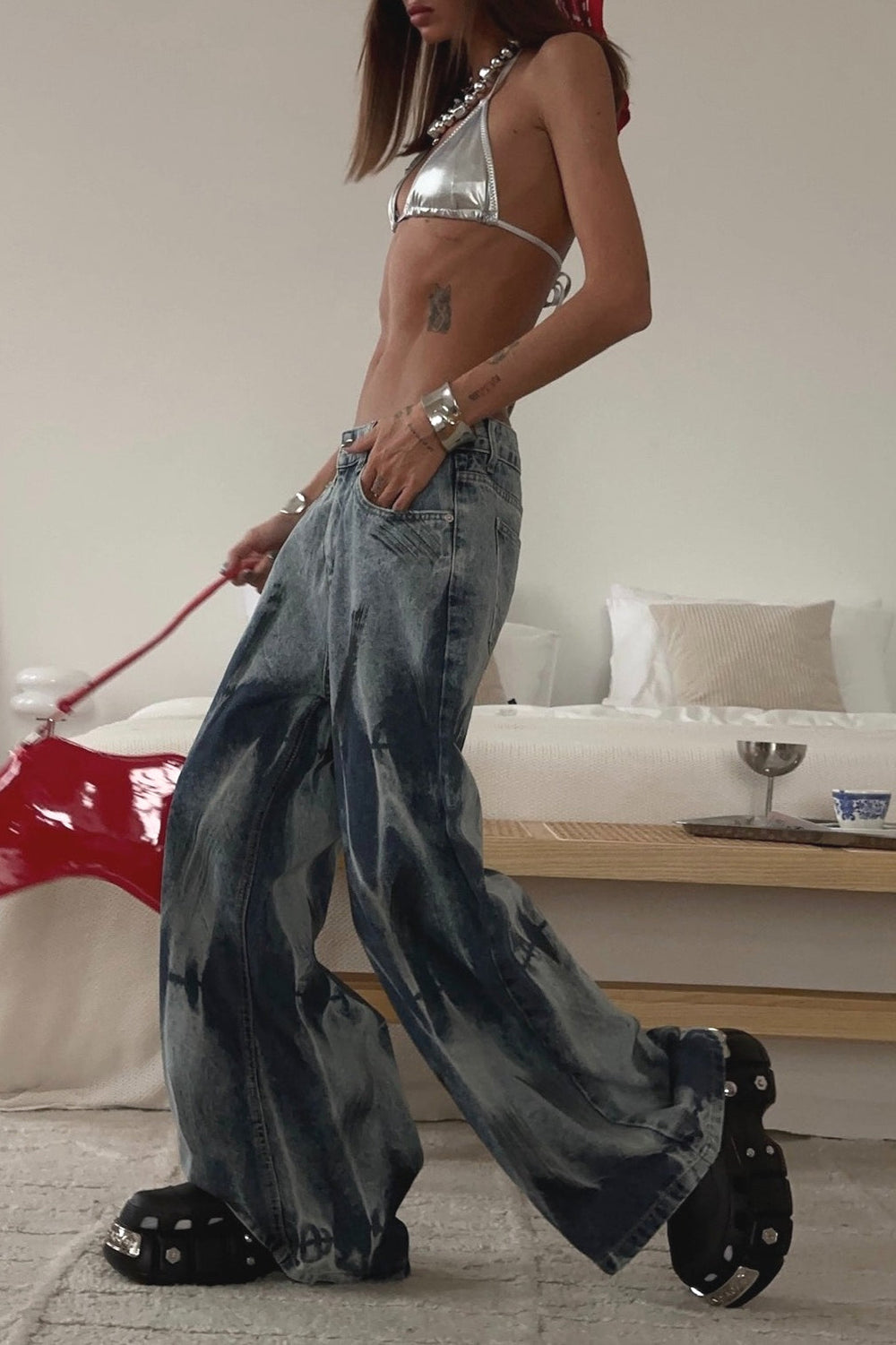 Jeans mit weitem Bein und Bindedetail