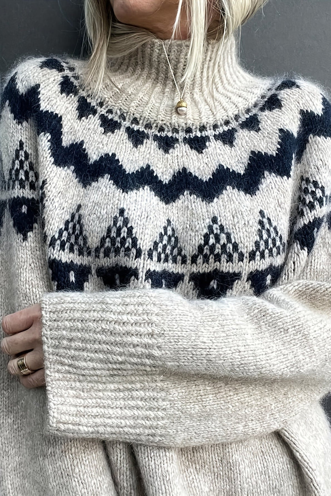 Locker geschnittener Pullover mit Strickstruktur