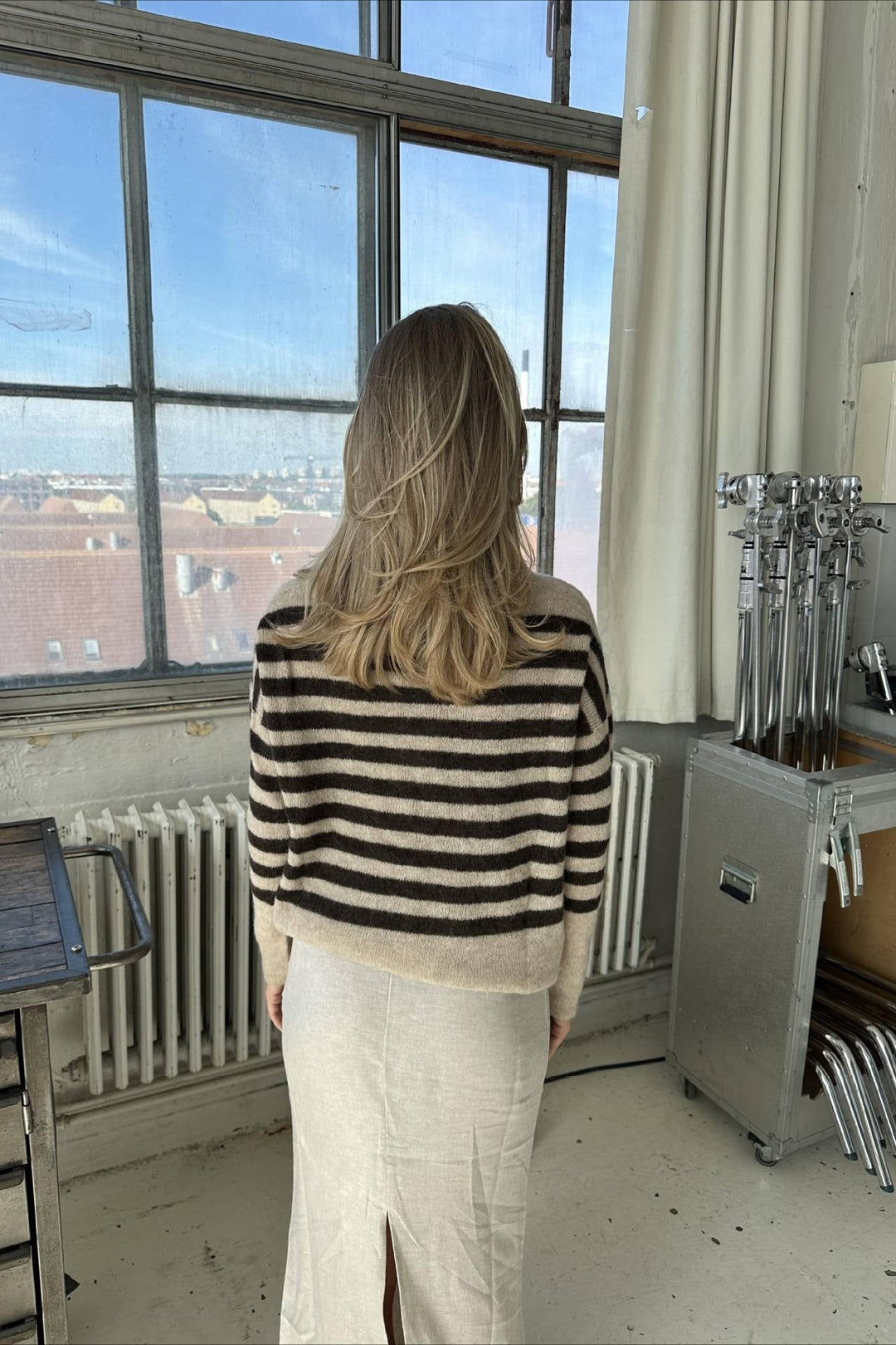 Locker geschnittener Pullover mit Streifenmuster und Strickstruktur in Khaki