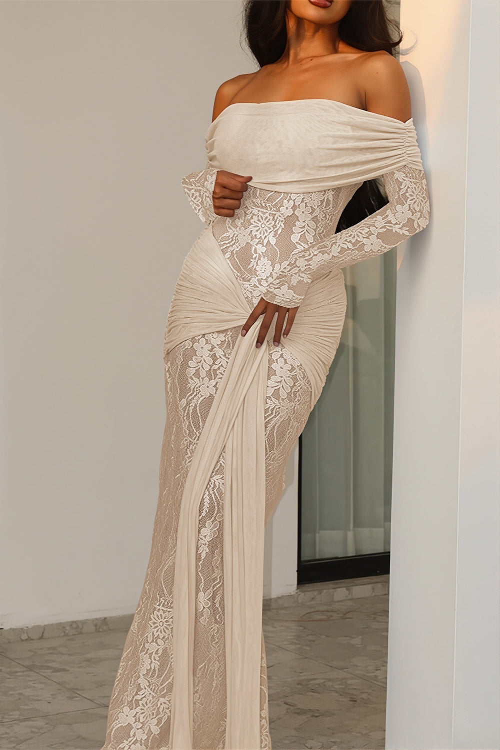 Schulterfreies Maxikleid mit langen Ärmeln, Wickeldesign und Spitze