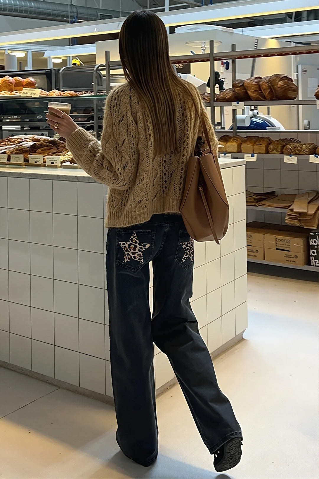 Jeans mit weitem Bein und Stickerei in Leoparden Stars