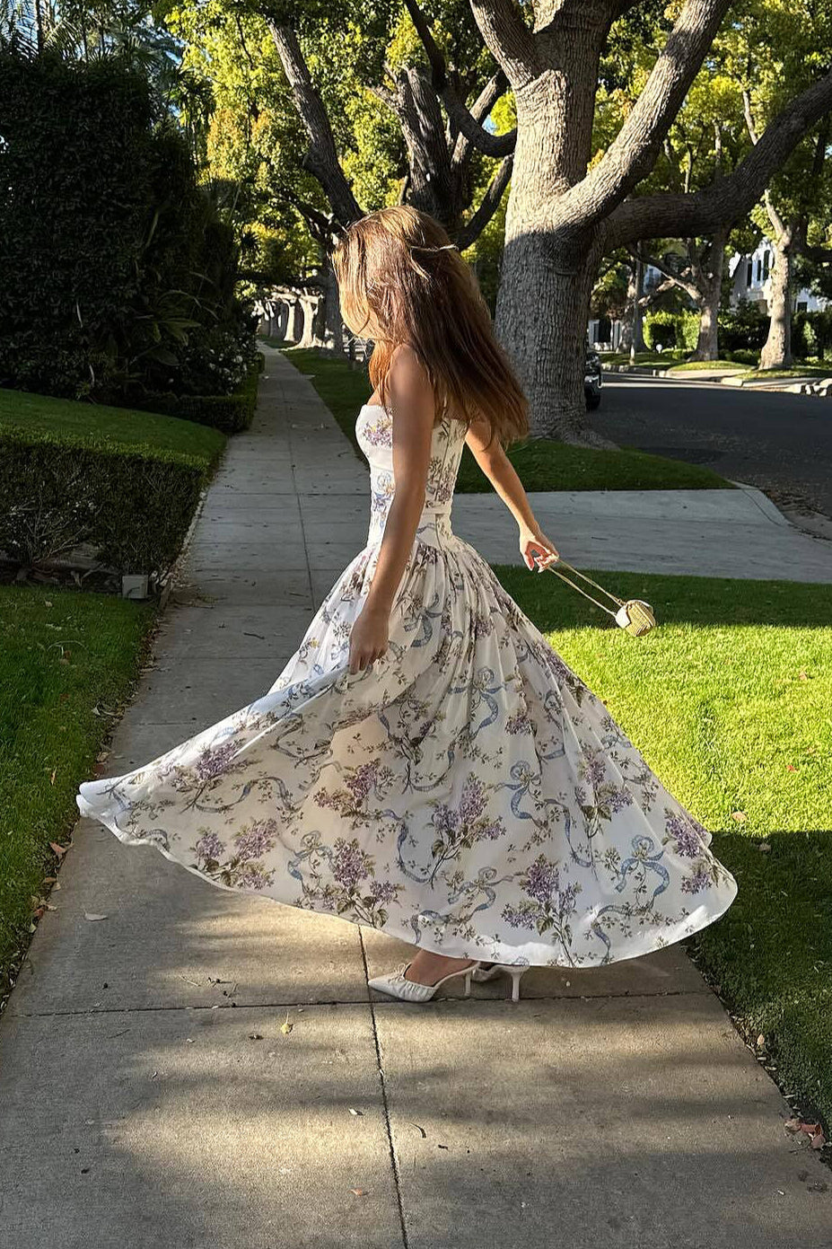 Figurbetontes Kleid mit Blumenmuster in Weiß
