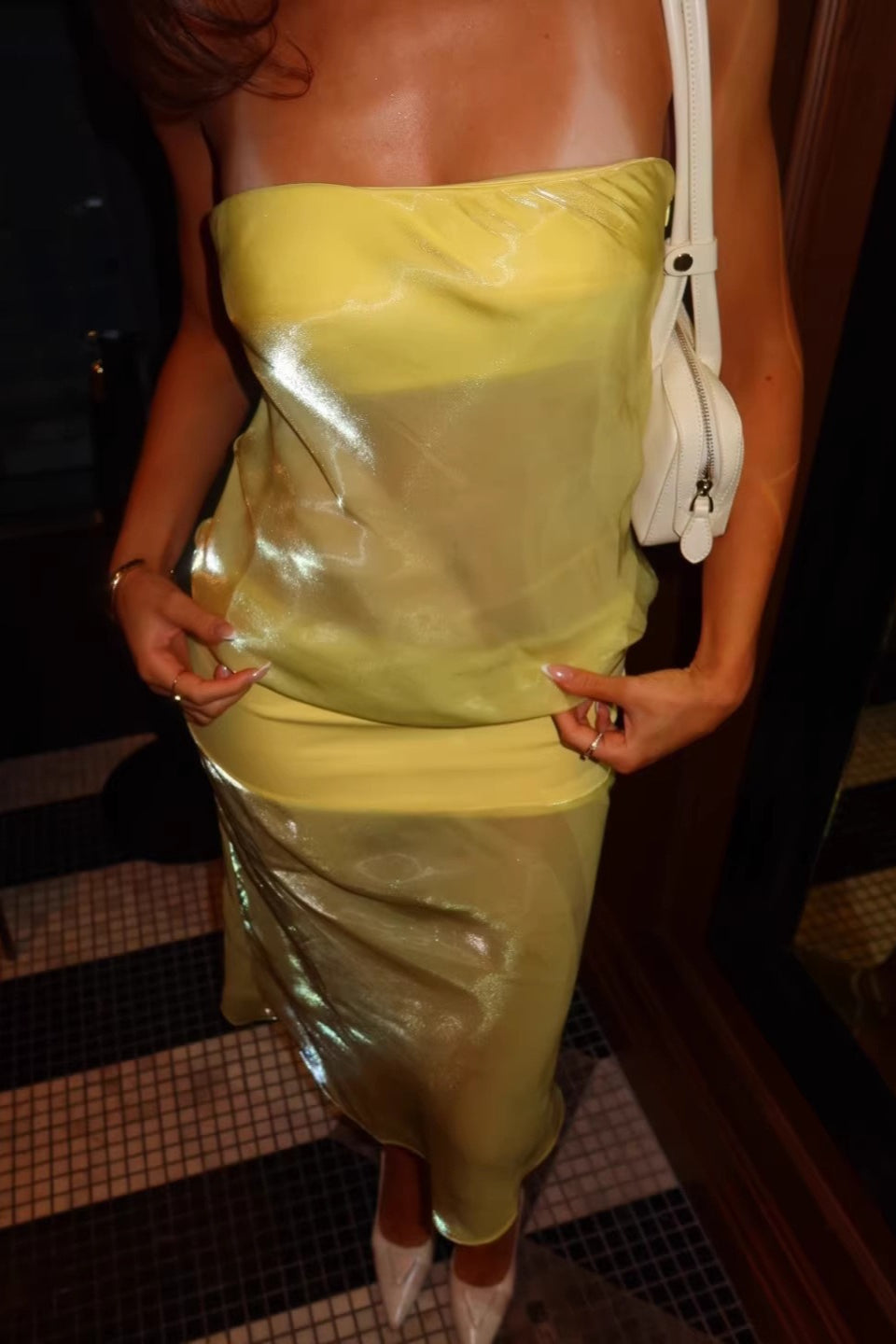 Trägerloses Midikleid