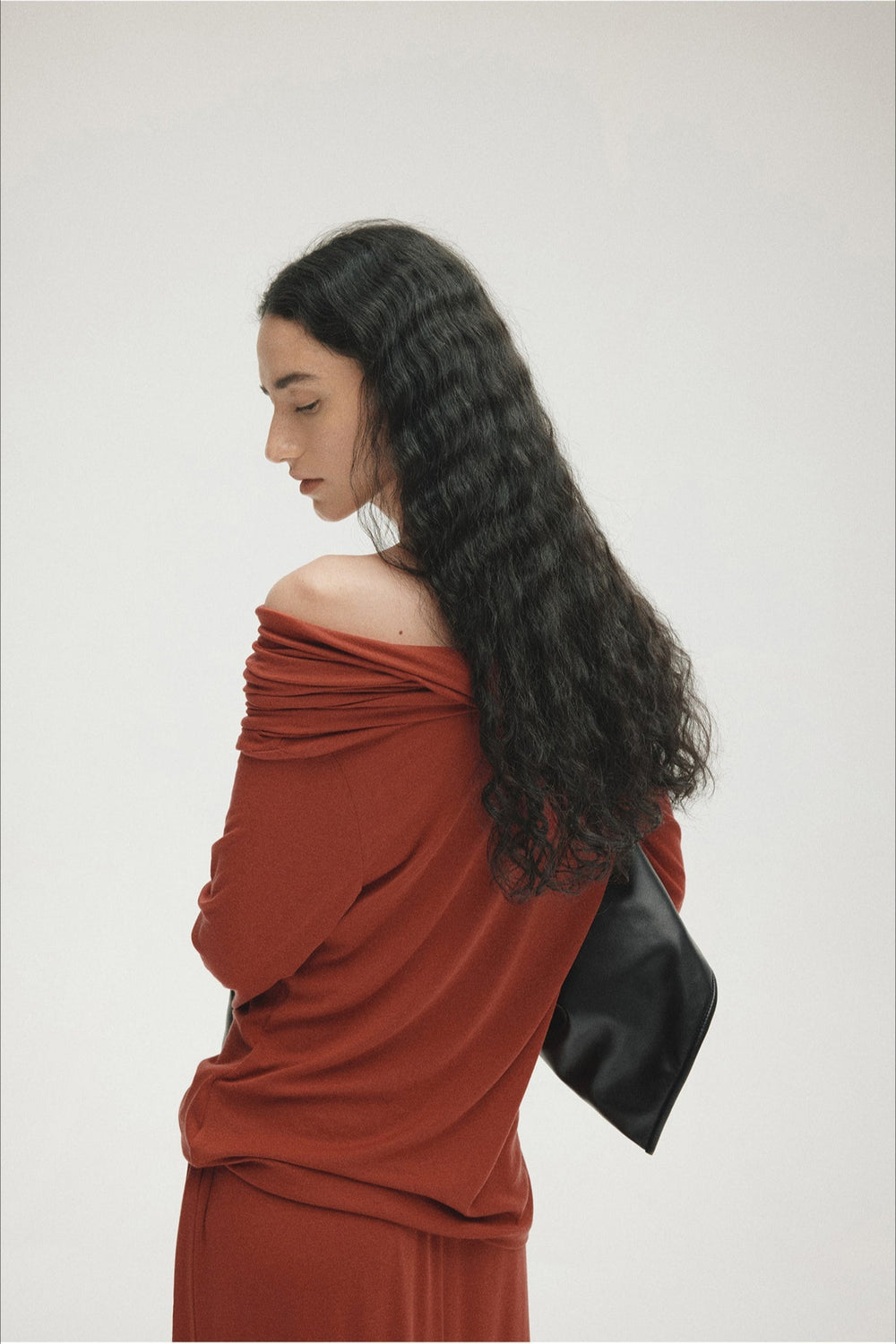 Schulterfreier Pullover mit Strickstruktur in Vermilion