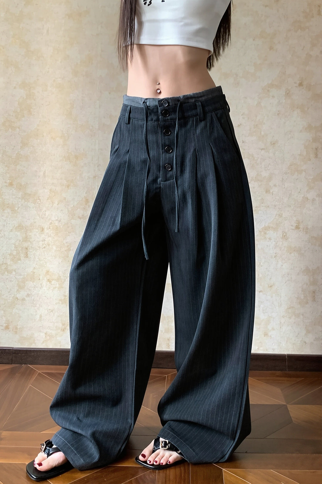 Hose mit weitem Bein, niedriger Taille und Bindedetail