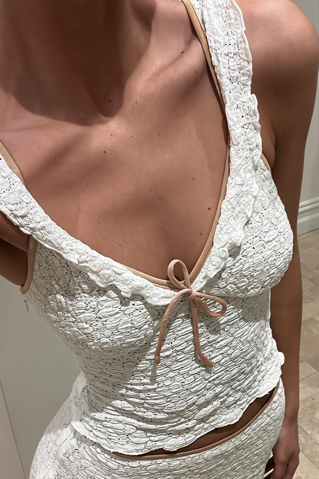 Cami-Top mit Spitze und Netzdetails in Weiß