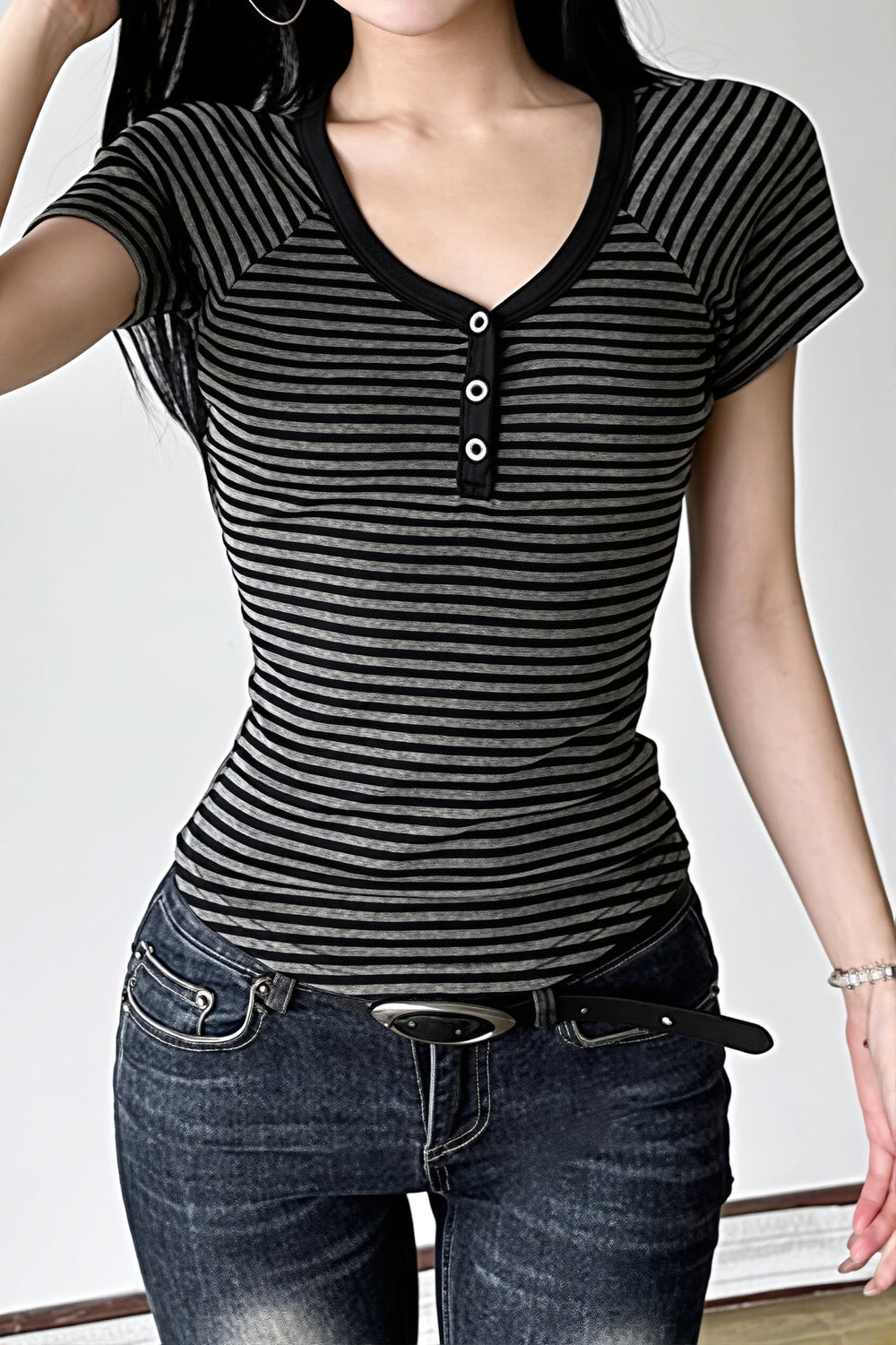 Figurbetontes T-Shirt mit V-Ausschnitt und Streifenmuster
