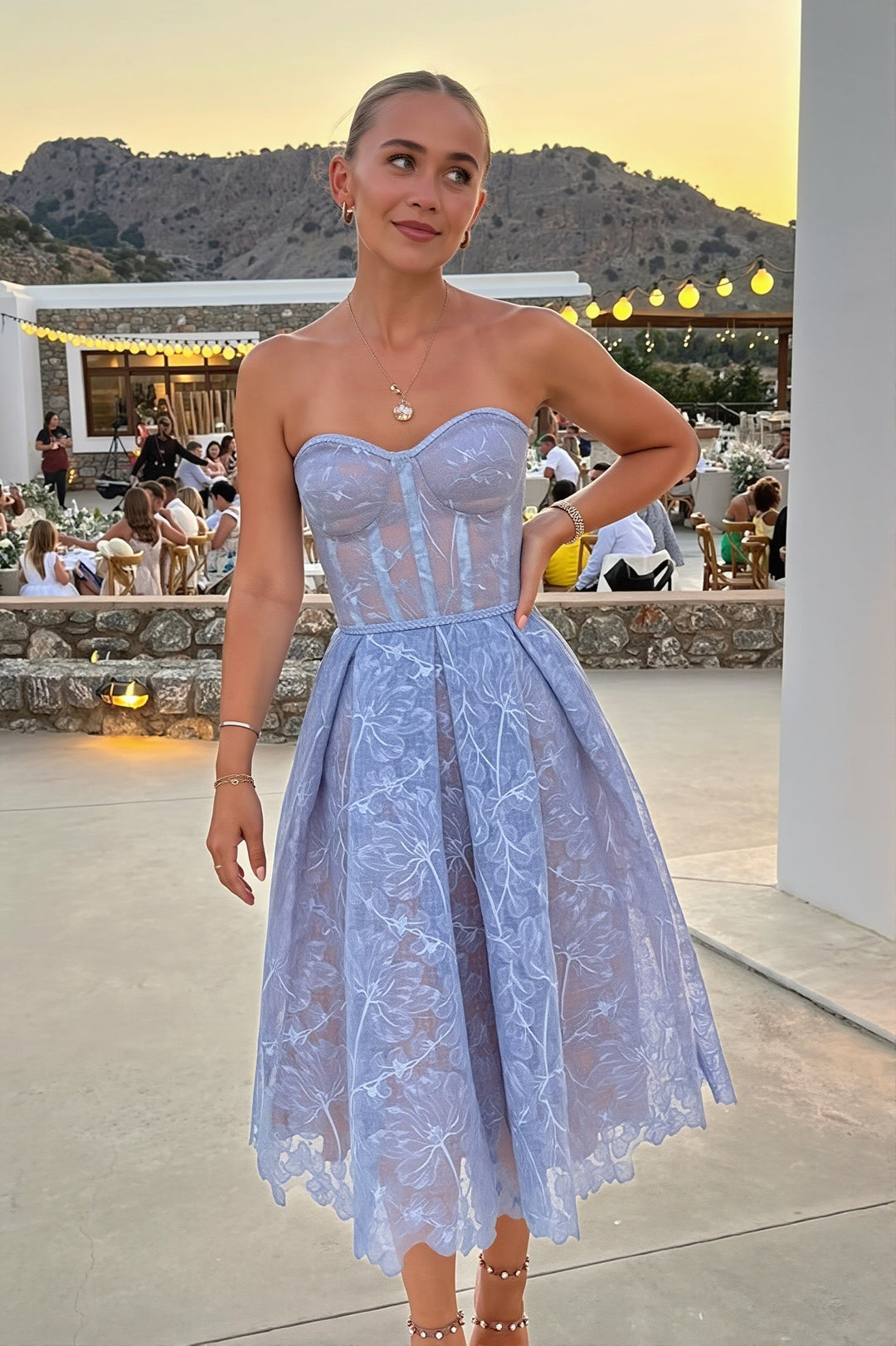 Trägerloses Midikleid mit Spitze