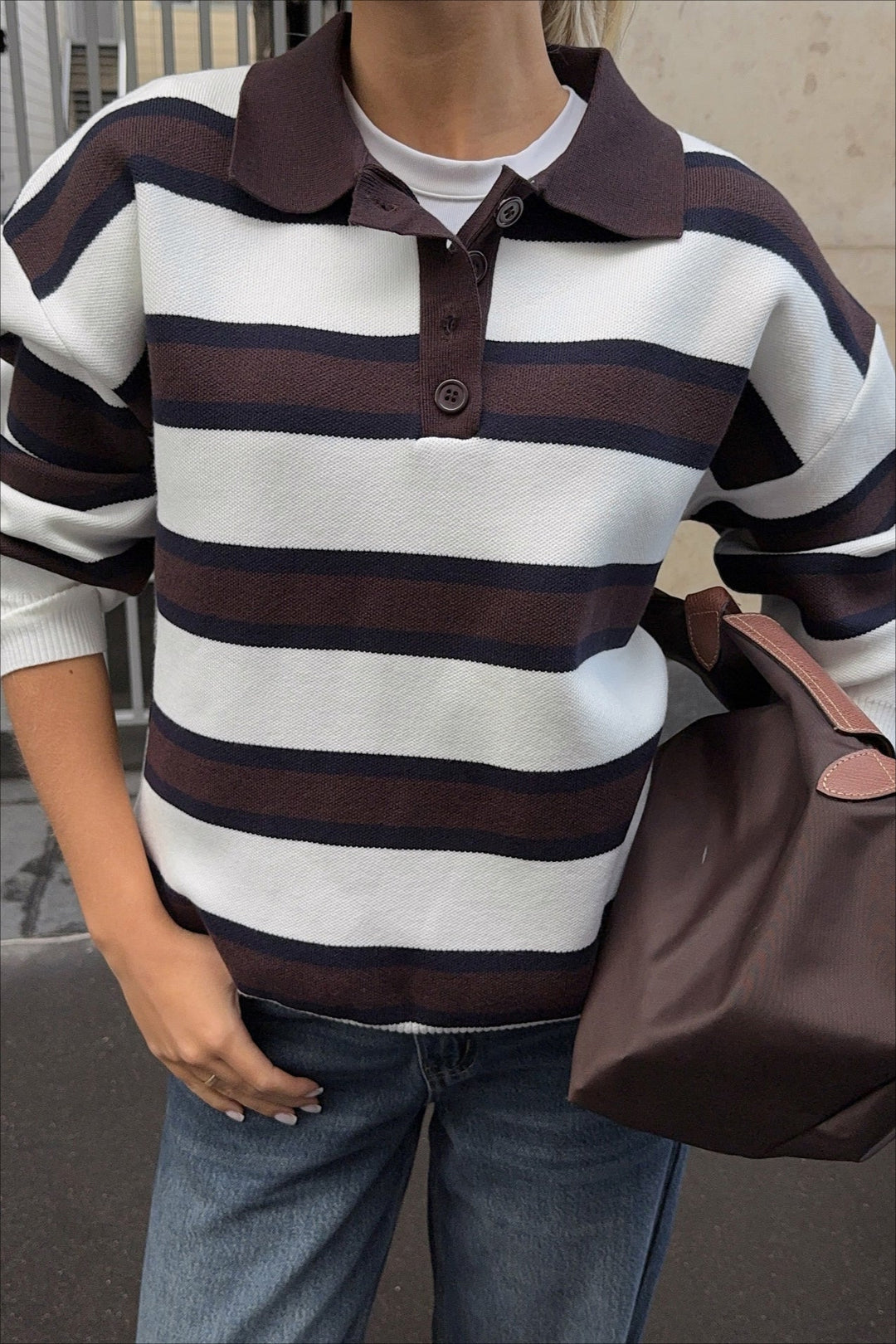 Locker geschnittener Pullover mit Streifenmuster und Strickstruktur in Braun