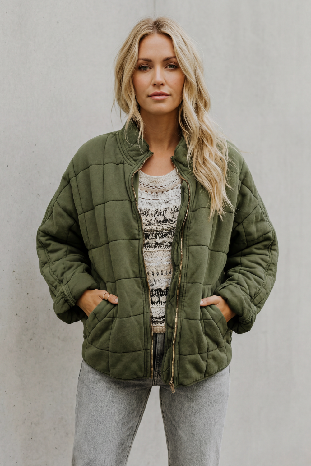 Steppjacke mit Stehkragen und Reißverschluss vorne
