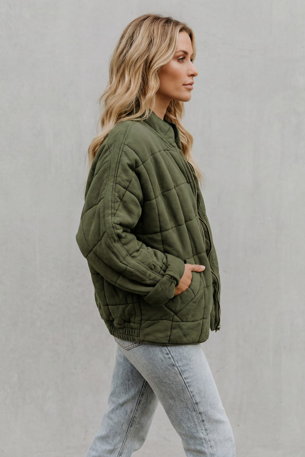 Steppjacke mit Stehkragen und Reißverschluss vorne