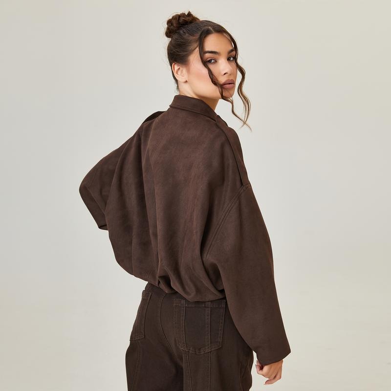 Kurze Oversize-Jacke in Wildlederoptik mit Reißverschluss vorne und Kragen