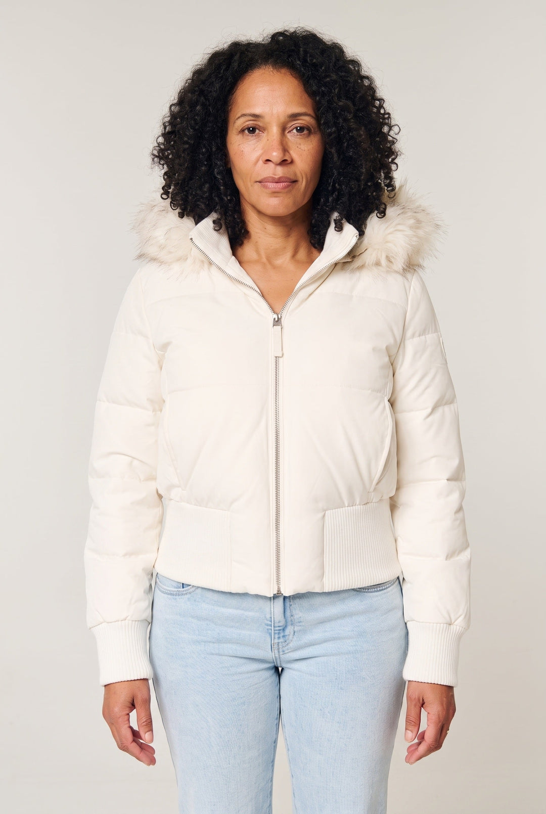 Kurze Steppjacke mit Kunstfell-Kapuze und Reißverschluss vorne