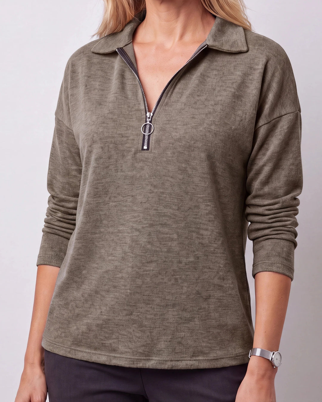 Leichter Pullover mit Kragen und kurzem Reißverschluss