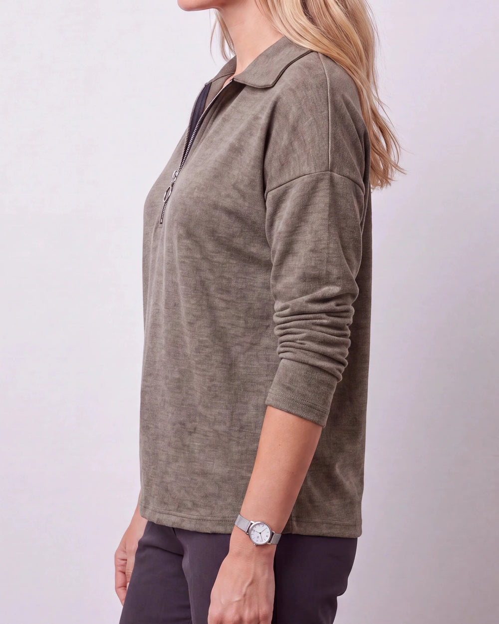 Leichter Pullover mit Kragen und kurzem Reißverschluss